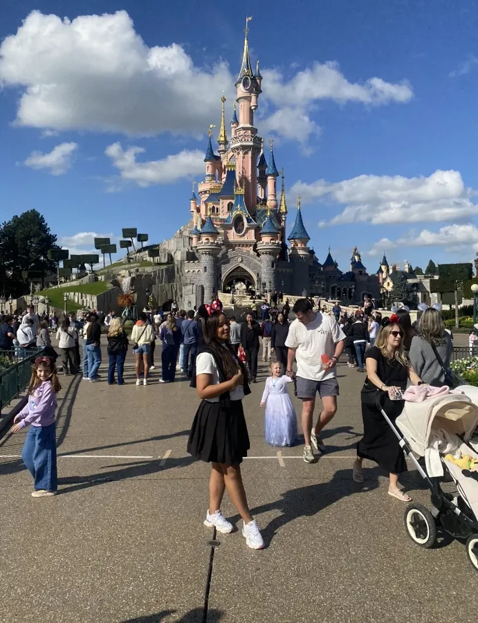 Rosângela em frente ao castelo da Disney em Paris