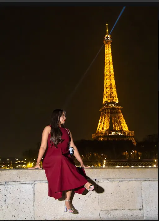 Rosângela em Paris, em frente à Torre Eiffel
