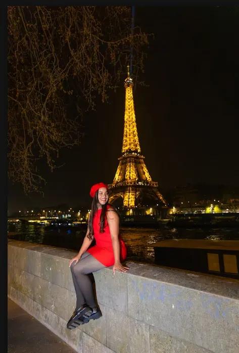 Rosângela sentada com a Torre Eiffel ao fundo